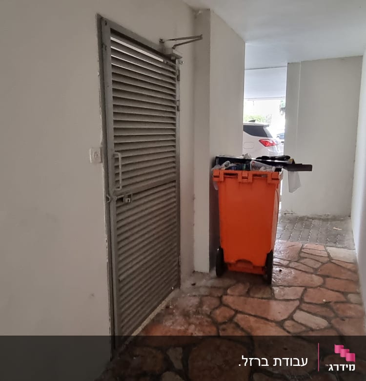 דלת מתכת עם תריסים במסדרון צר